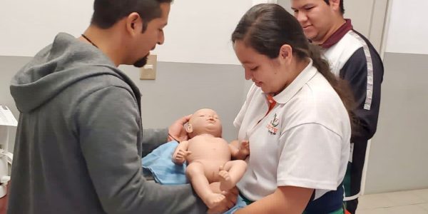 Bebés robot, iniciativa del Cecytem para reducir el embarazo adolescente